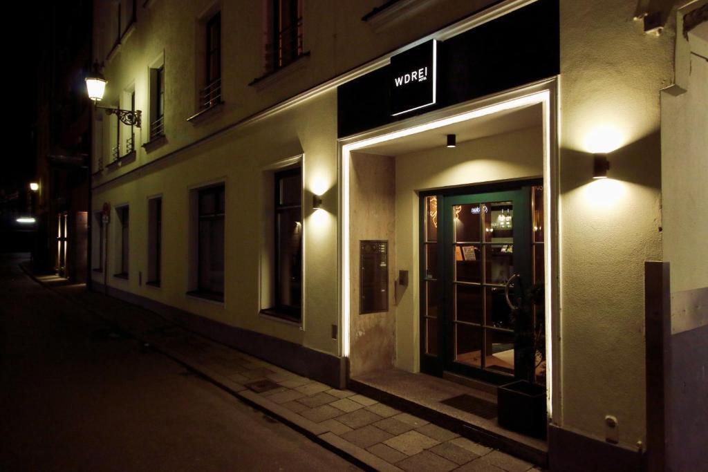 慕尼黑WDREI Hotel的一家商店,晚上在街上开门