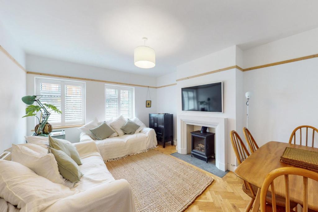 基尤Stunning 2 bed flat in Richmond的客厅配有白色沙发和壁炉