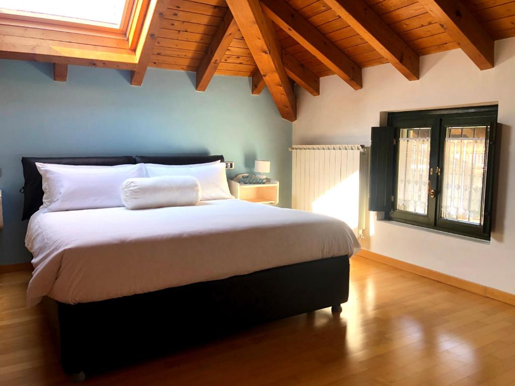 塞斯托卡伦德Sole e Meraviglia的卧室配有带白色枕头的大床