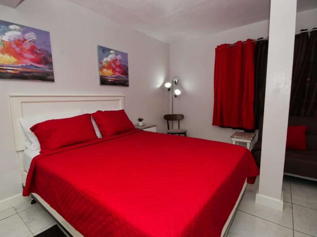 菲利普斯堡The Castle的卧室内的红色床和红色枕头