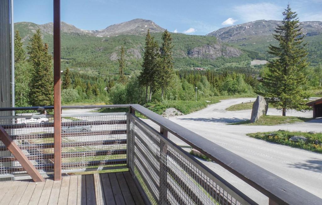 海姆瑟达尔Pet Friendly Apartment In Hemsedal With House A Mountain View的山路上的桥梁