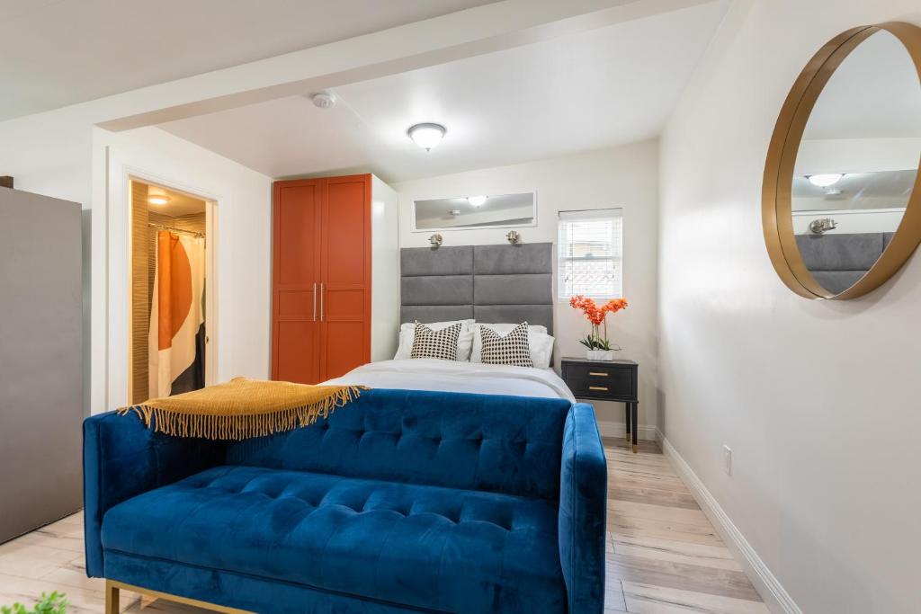 洛杉矶Private Guesthouse - Los Angeles的卧室在床前配有蓝色沙发