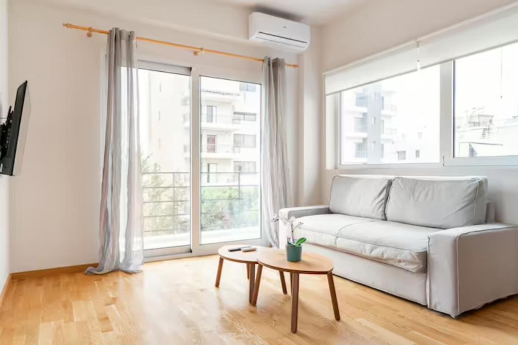 雅典Skiathou 12 Contemporary Residences的客厅配有白色的沙发和桌子