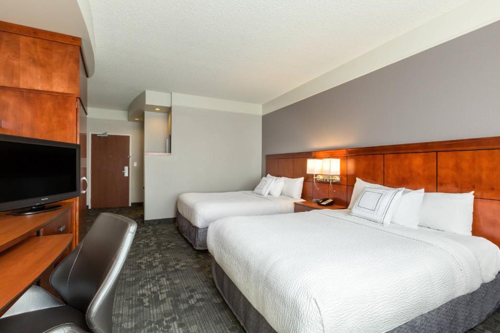 休斯顿休斯顿广场万怡酒店的酒店客房设有两张床和一台平面电视。