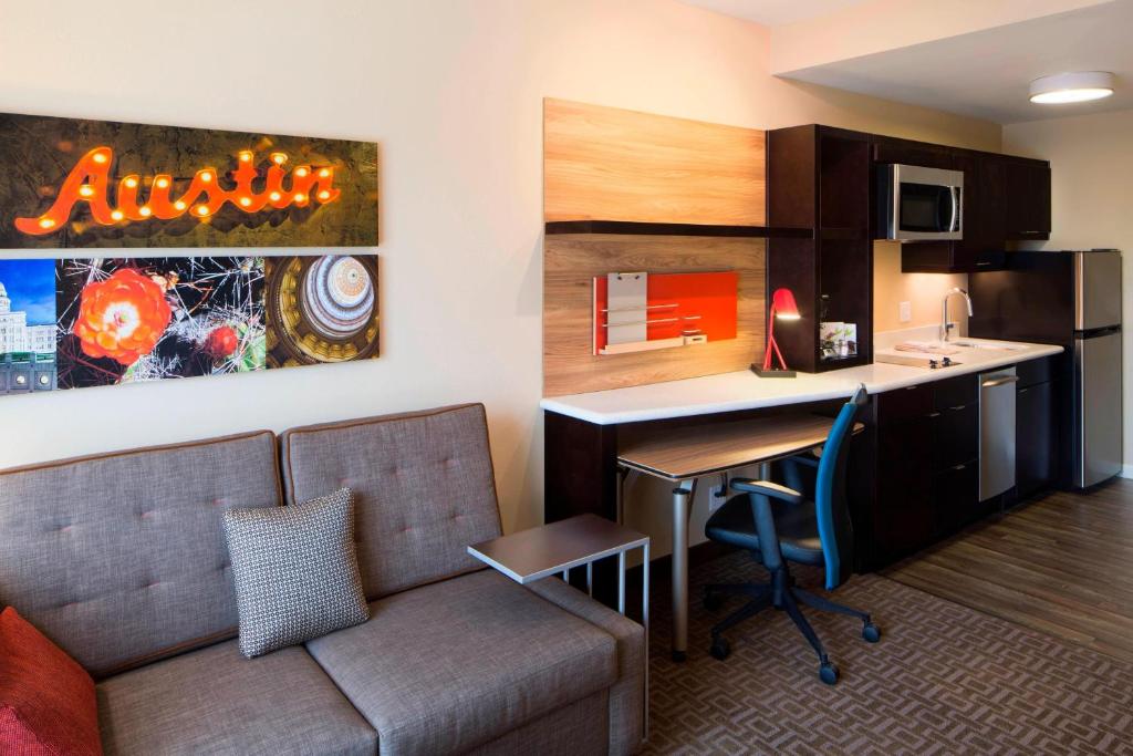 圆石城TownePlace Suites by Marriott Austin Round Rock的客厅配有沙发和书桌。