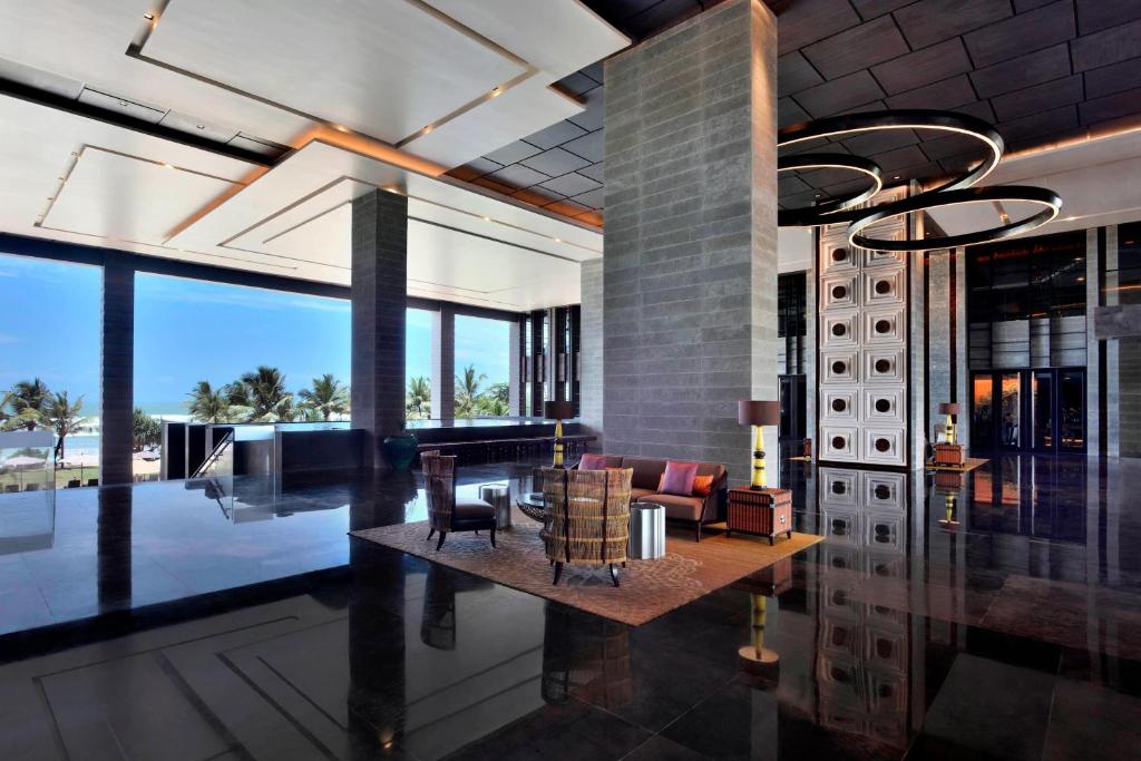 韦利格默Weligama Bay Marriott Resort & Spa的客厅配有沙发和桌子
