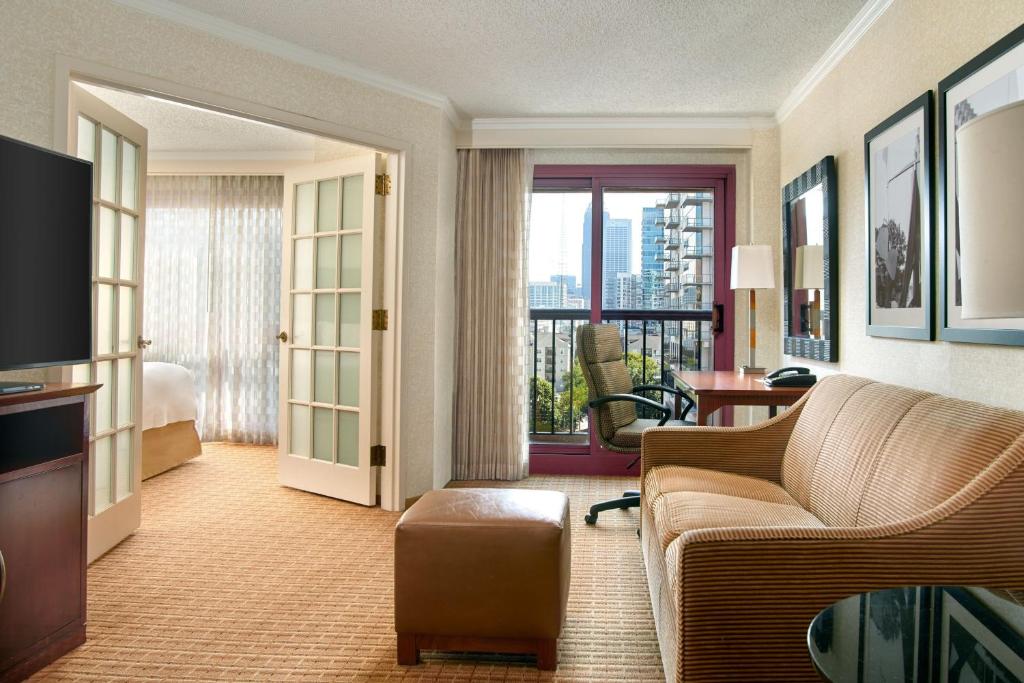 亚特兰大Atlanta Marriott Suites Midtown的带沙发的客厅和美景客房