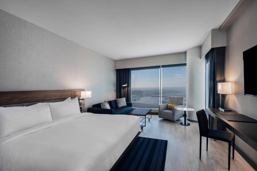 丹佛丹佛市中心万豪AC酒店的酒店客房设有一张床和一个大窗户