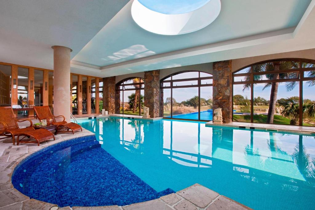 科洛尼亚-德尔萨克拉门托Sheraton Colonia Golf & Spa Resort的一座带大型游泳池的别墅内的游泳池