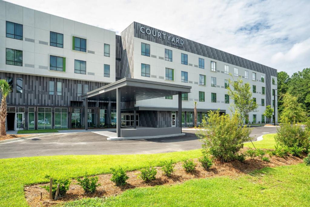 查尔斯顿Courtyard by Marriott Charleston-North Charleston的享有庭院景致的办公楼