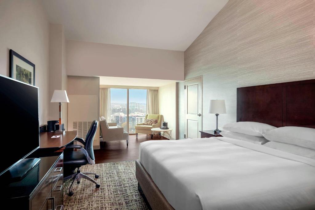 亚特兰大亚特兰大周界中心万豪酒店的酒店客房配有一张床和一张带电脑的书桌