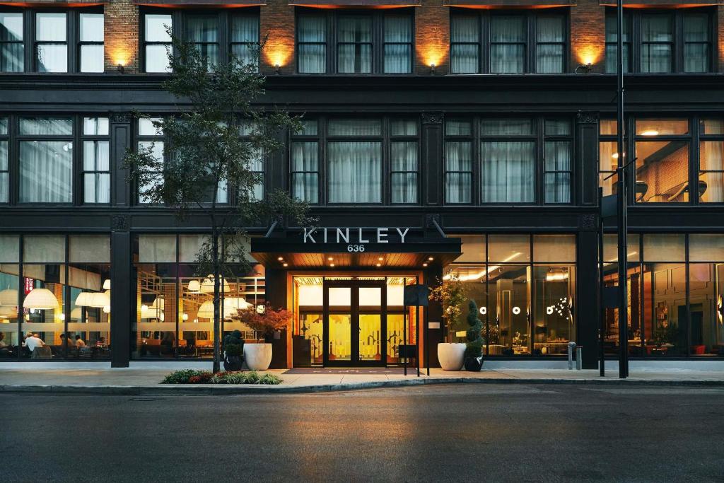 辛辛那提Kinley Cincinnati Downtown, a Tribute Portfolio Hotel的前面有动感标志的建筑物