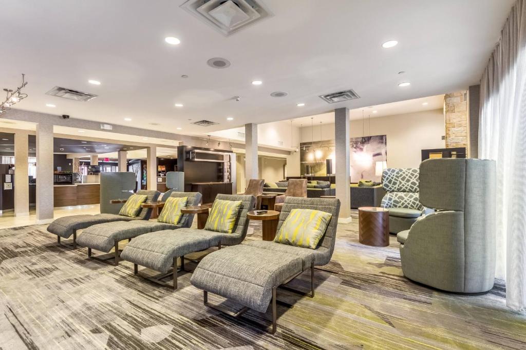 欧文达拉斯沃斯堡国际机场南/埃尔文万怡酒店的一个带椅子的沙龙和一个等候室