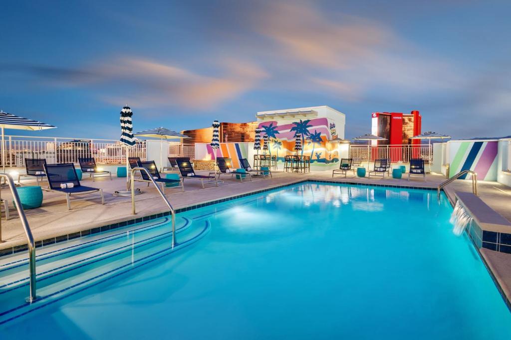 拉斯维加斯SpringHill Suites by Marriott Las Vegas Convention Center的屋顶上的游泳池