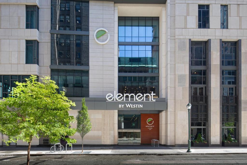 费城Element Philadelphia Downtown的前面有标志的建筑