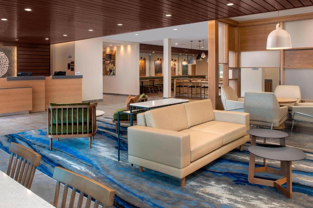 梅泰里Fairfield Inn & Suites by Marriott New Orleans Metairie的大堂配有沙发、椅子和桌子