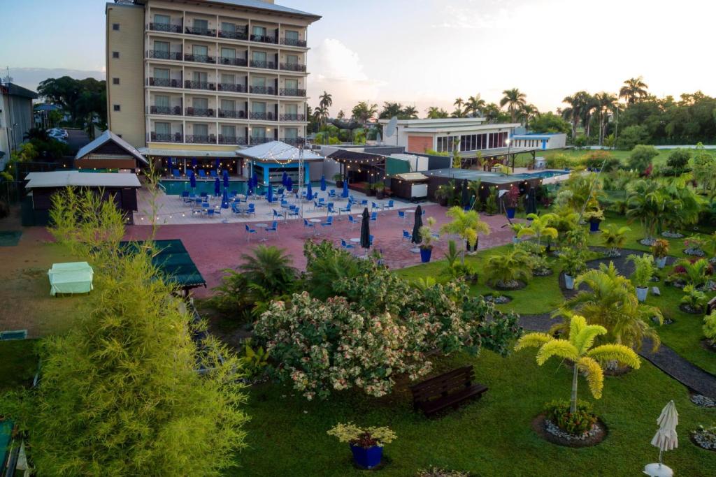 帕拉马里博帕拉马里博万怡酒店的享有度假村的空中景致,设有大楼