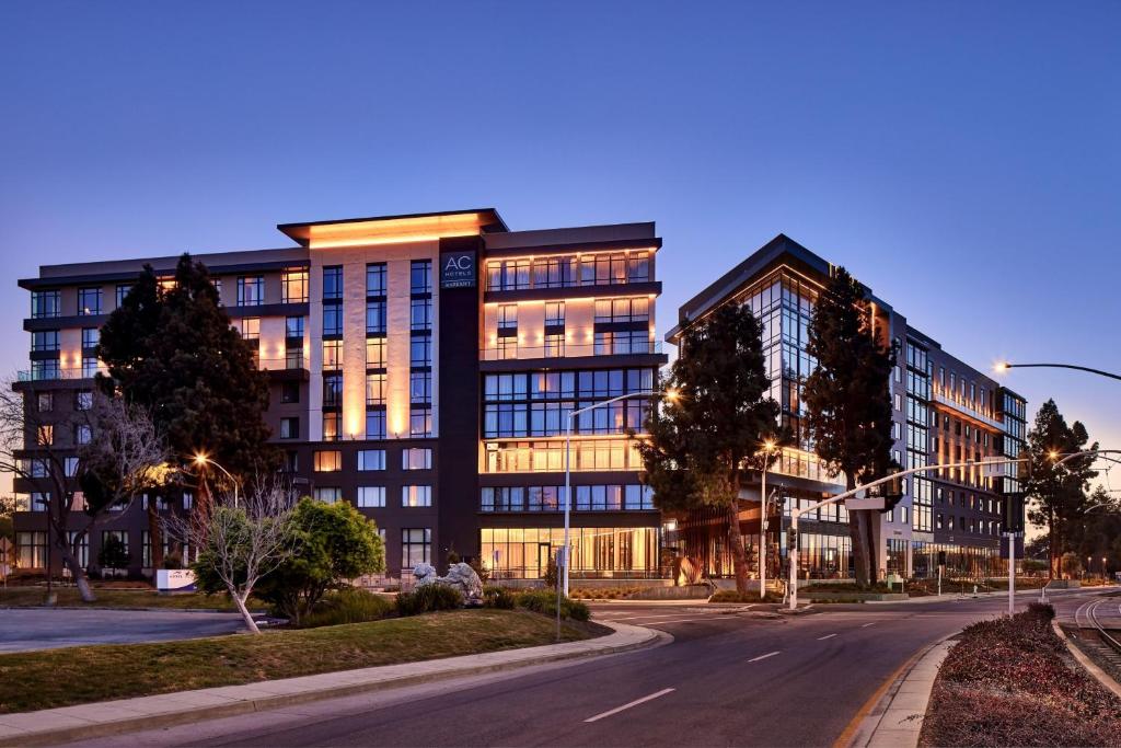 森尼维耳市AC Hotel by Marriott Sunnyvale Moffett Park的黄昏时分,在城市街道上一座大建筑