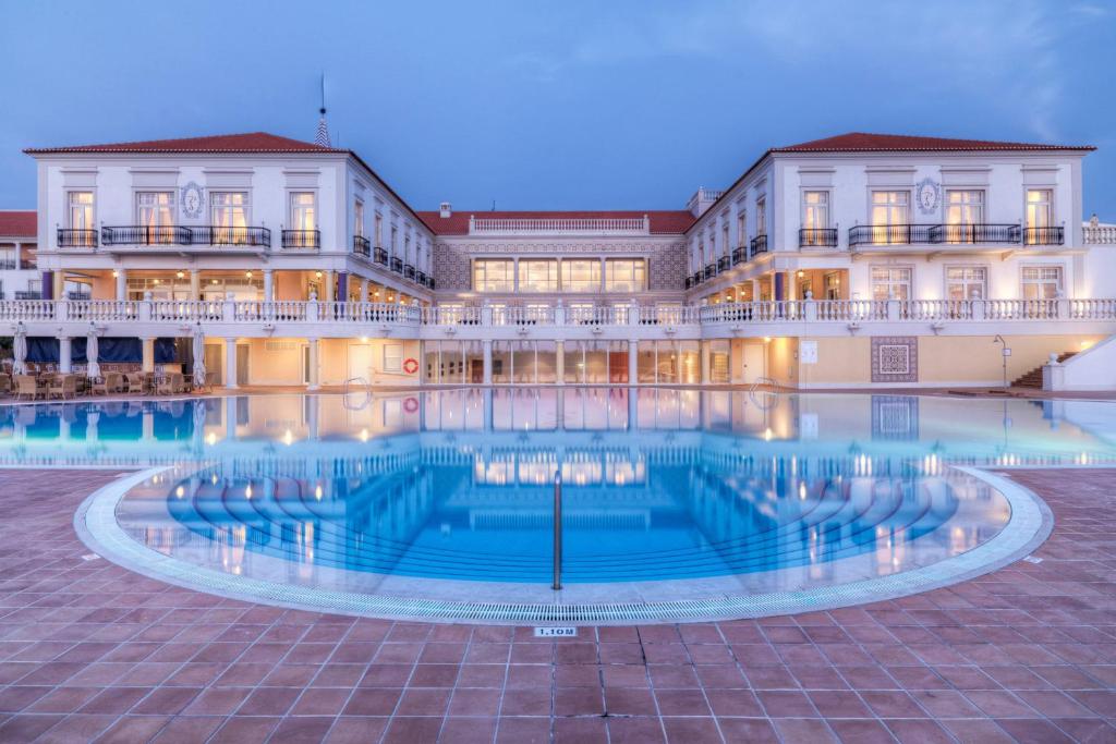 普拉亚德尔瑞伊普拉亚德尔瑞伊万豪高尔夫及海滩度假村的大楼前设有游泳池的酒店