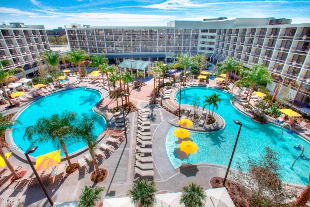 奥兰多Sheraton Orlando Lake Buena Vista Resort的享有度假村游泳池的空中景致