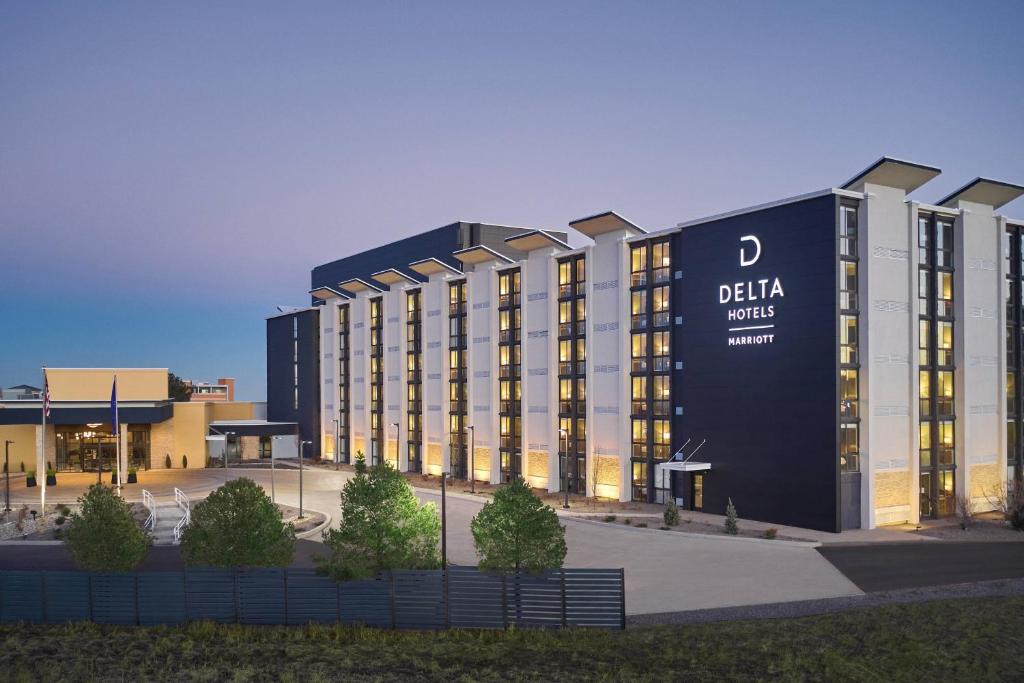 威斯敏斯特Delta Hotels by Marriott Denver Thornton的建筑的侧面有标志