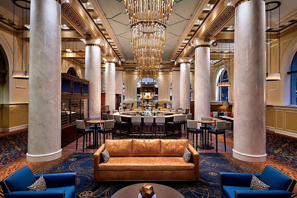 休斯顿阿尔冈昆签名典藏酒店的大厅,在大楼中间,配有沙发