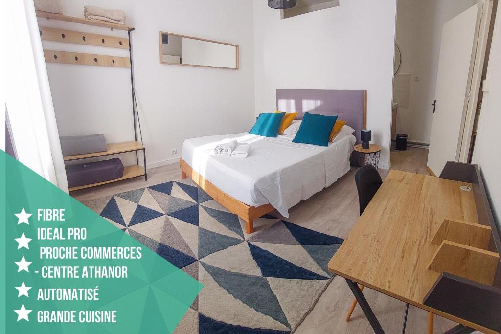 蒙吕松Artbleu -Tout Confort - Idéal Pros - Proche commerces的一间卧室配有一张床和一张桌子
