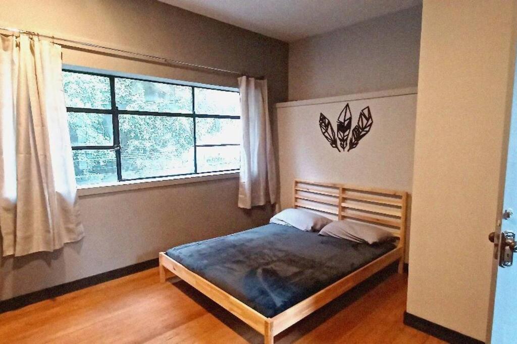 墨西哥城Casa Estudio Condesa的卧室在窗户前配有一张床