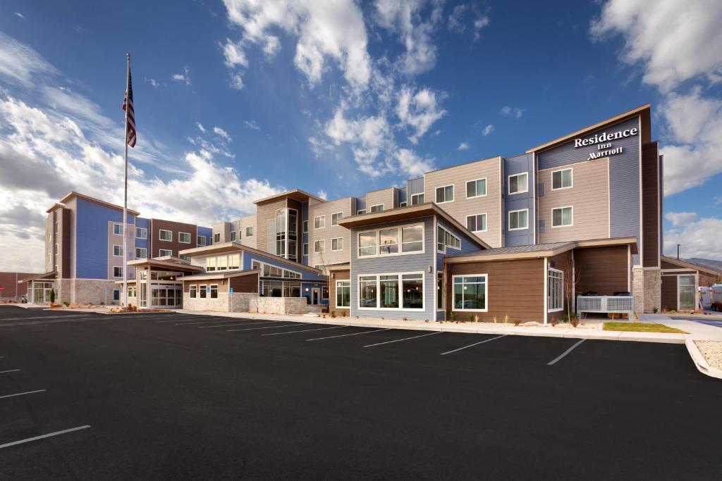 西乔丹Residence Inn by Marriott Salt Lake City-West Jordan的空停车位的酒店 ⁇ 染
