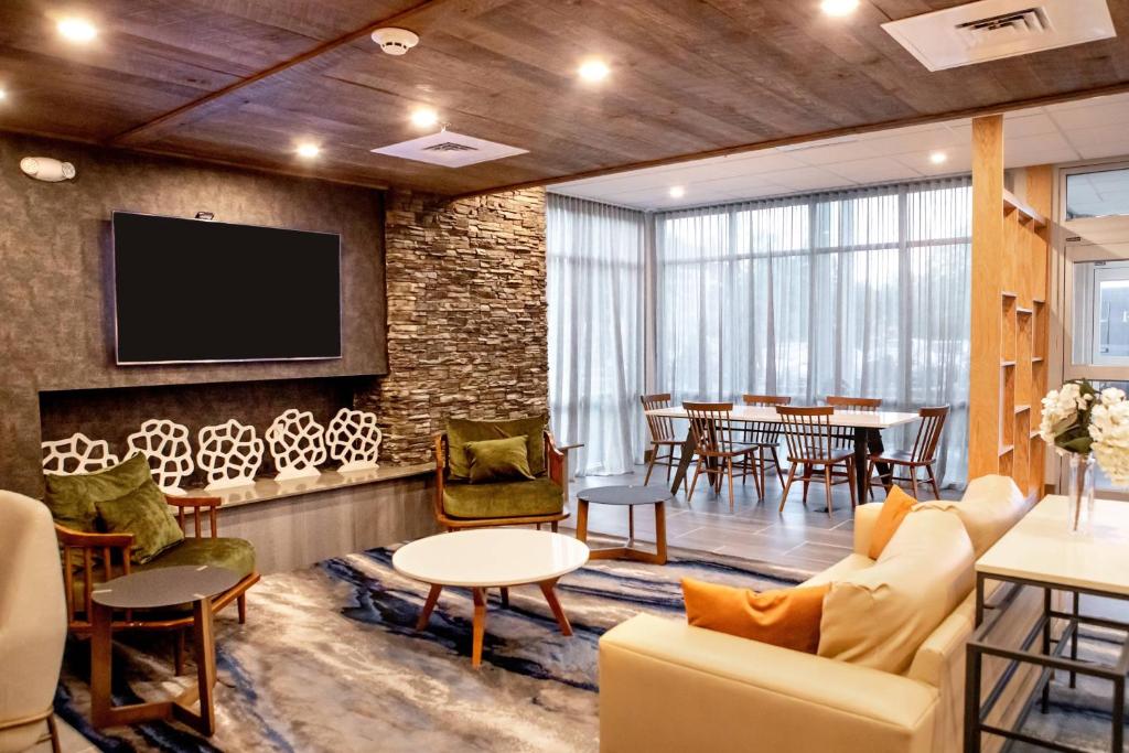 桑兹顿Fairfield Inn & Suites by Marriott Richmond Airport的带电视的客厅和用餐室