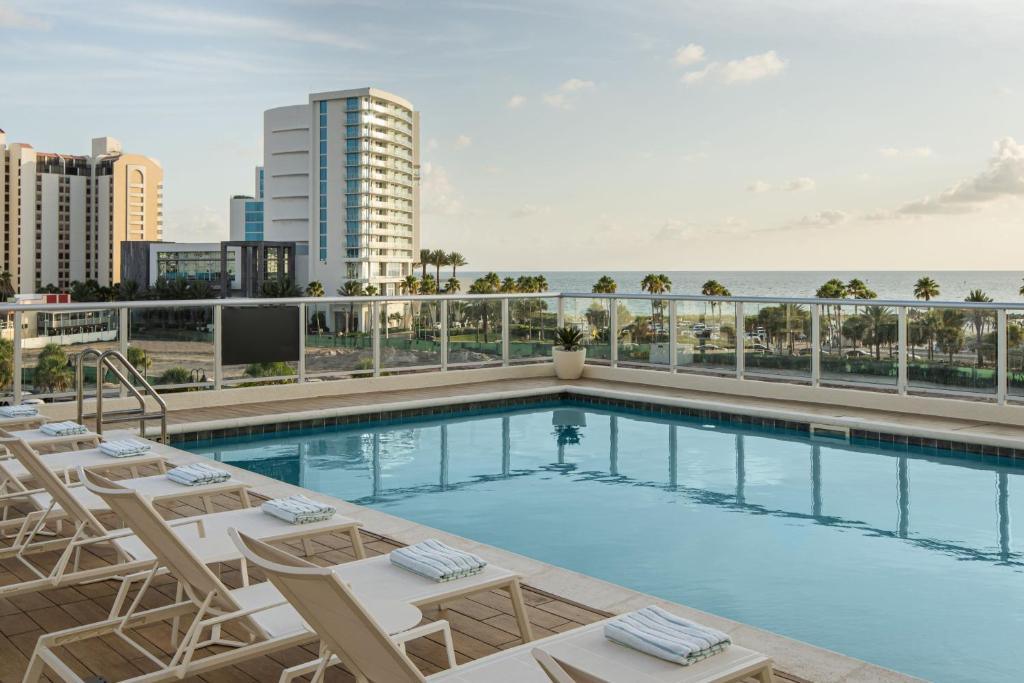 克利尔沃特AC Hotel by Marriott Clearwater Beach的建筑物屋顶上的游泳池