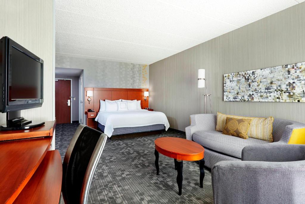 凤凰城凤凰城北/欢乐谷万怡酒店的酒店客房,配有床和电视