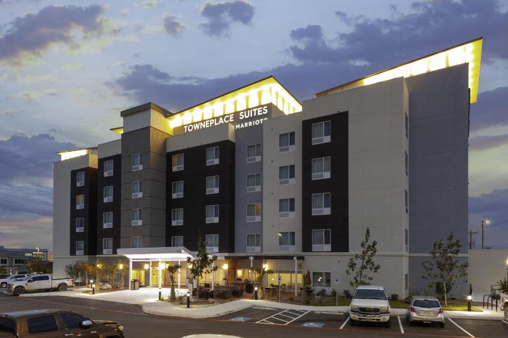 圣安东尼奥TownePlace Suites by Marriott San Antonio Westover Hills的停车场酒店 ⁇ 染