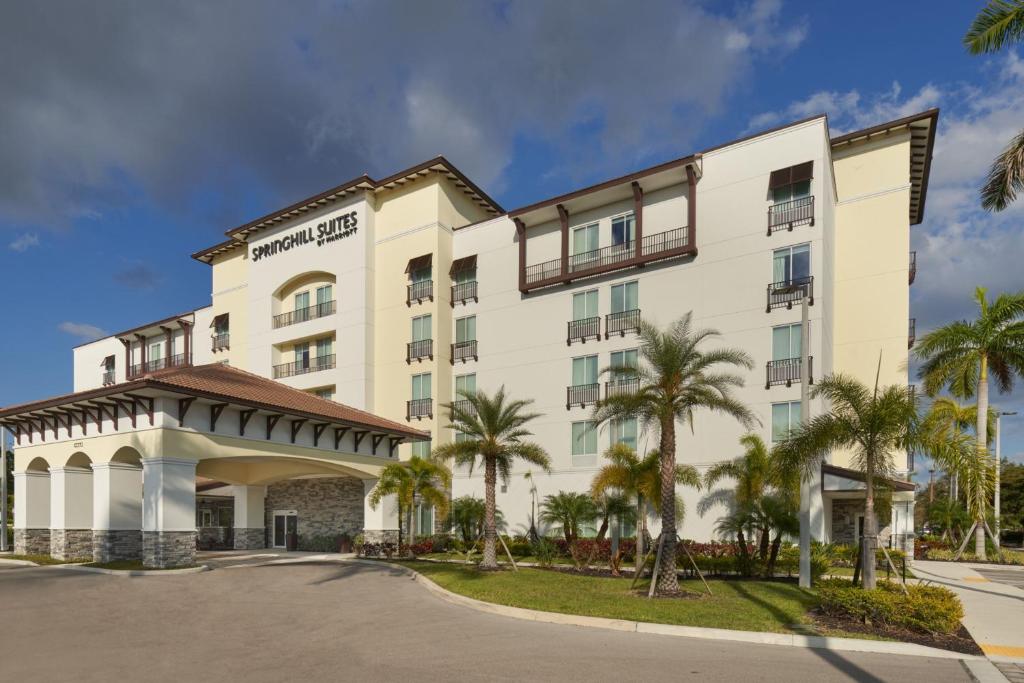 埃斯特罗SpringHill Suites by Marriott Fort Myers Estero的椰林汉普顿套房前方的 ⁇ 染