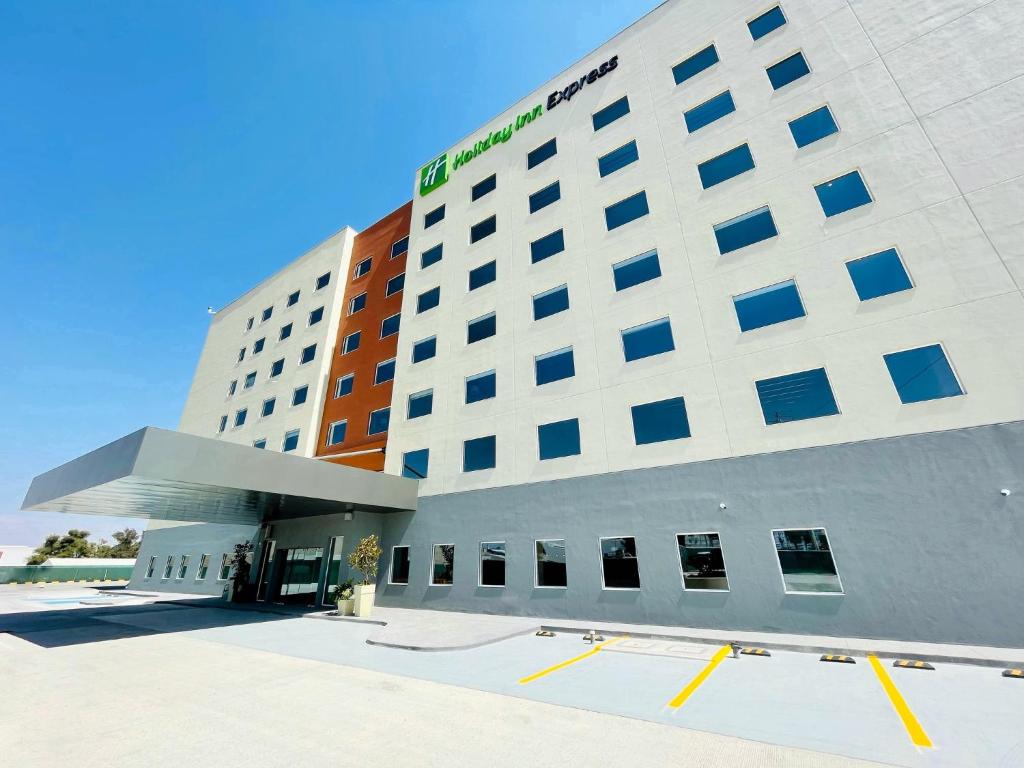 瓜达拉哈拉Holiday Inn Express - Guadalajara Vallarta Poniente, an IHG Hotel的前方的酒店大楼