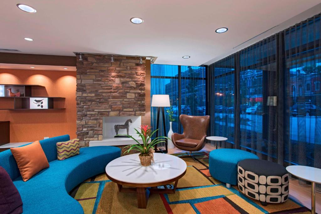 拉克罗斯拉克罗斯市区万豪费尔菲尔德套房酒店的客厅配有蓝色的沙发和桌子