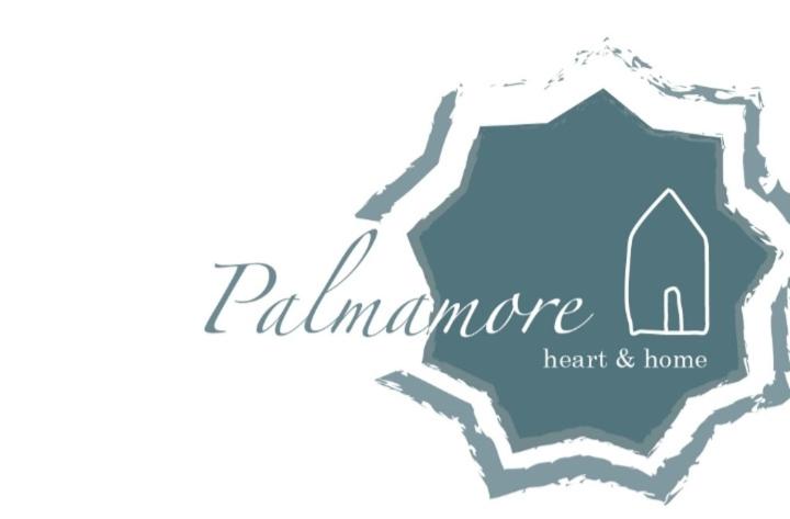 帕尔马诺瓦Palmamore的带有门窗的房子的标志