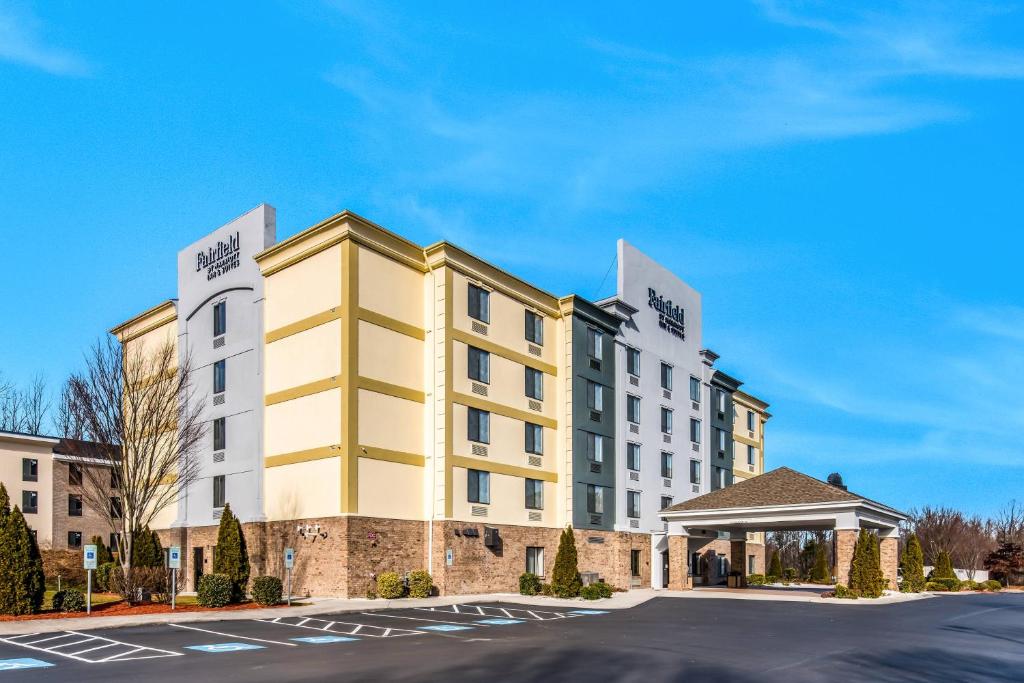 格林斯伯勒Fairfield by Marriott Inn & Suites Greensboro Coliseum Area的酒店外观的 ⁇ 染