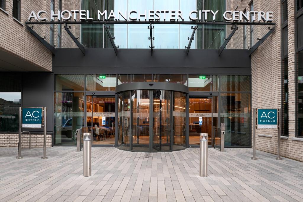 曼彻斯特AC Hotel by Marriott Manchester City Centre的一座建筑,设有通往酒店经理市中心的旋转入口