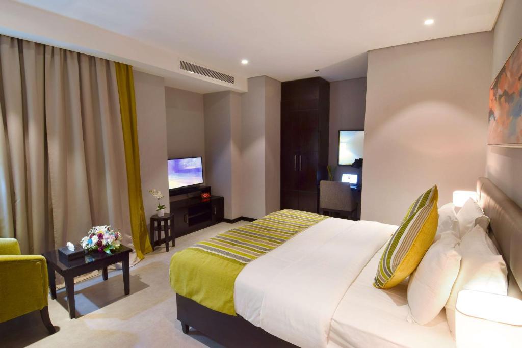利雅德富尔山贝斯特韦斯特优质酒店的酒店客房设有床和客厅。