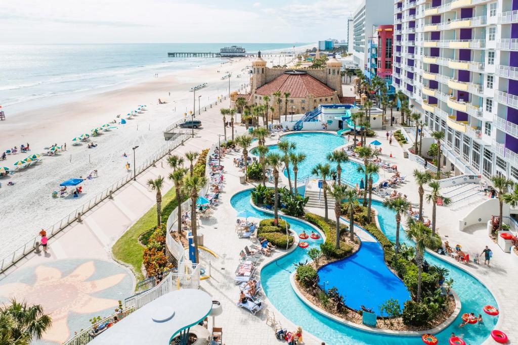 代托纳海滩Vitamin Sea - Modern Beach Highrise At Ocean Walk Resort Daytona Beach的享有游泳池和海滩的空中景致。