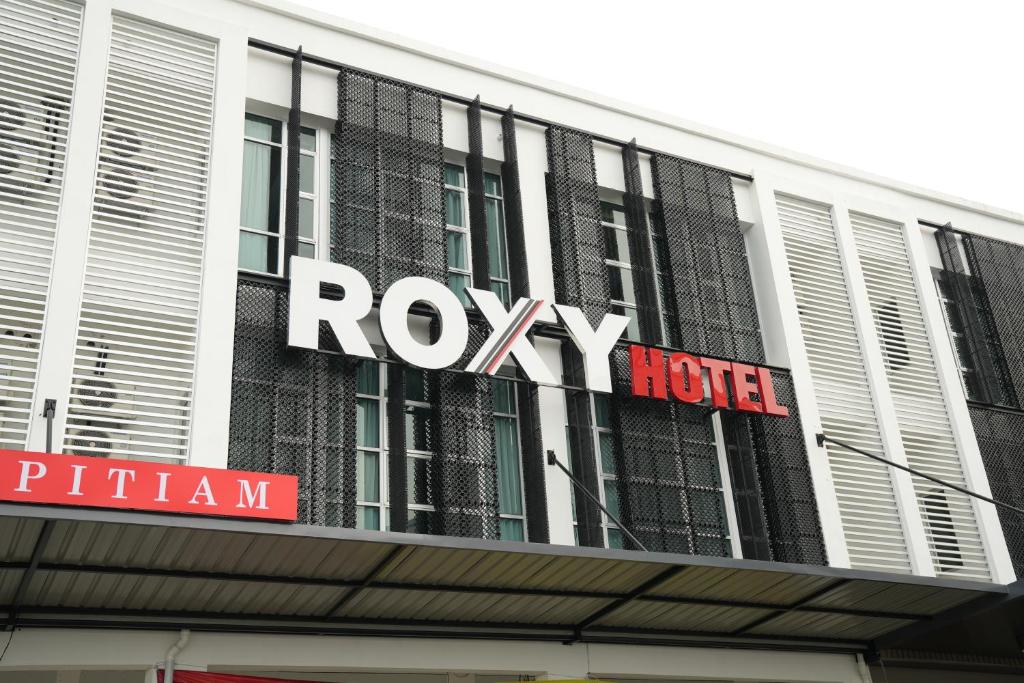 古晋Roxy Hotel Aiman的楼顶的红利酒店标志