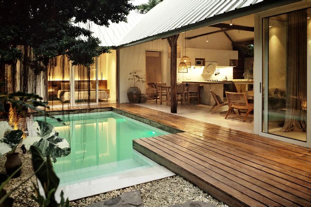 邦劳Banyan Villa Panglao with private pool的一个带甲板和房子的游泳池