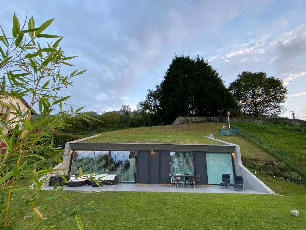 利亚内斯La Casa de Hierba - Casa de campo de diseño con jardín y wifi cerca de las playas de Llanes的草屋顶的小房子