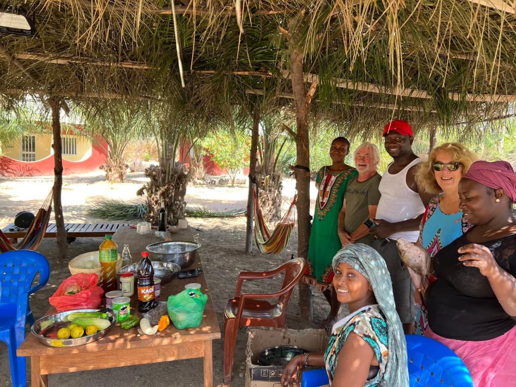 AbéméAbené shuDyma lodge的一群人坐在小屋里