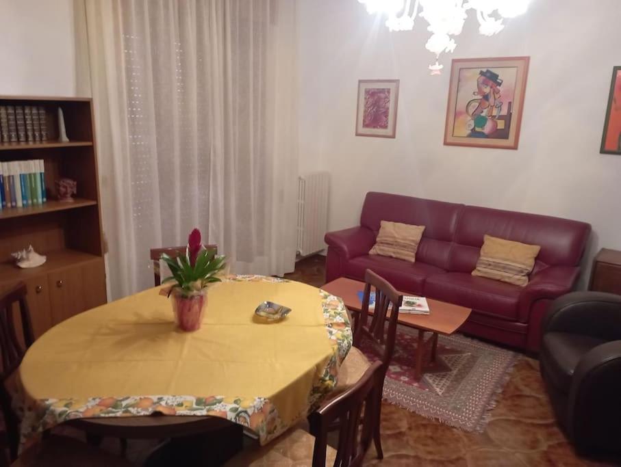 纳尔多casa vacanze vita的客厅配有桌子和沙发