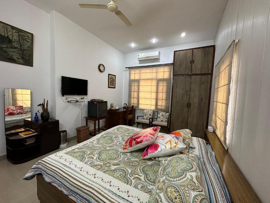 钱德加尔Luxurious Homestay- Chandīgarh的一间卧室配有一张带两个枕头的床