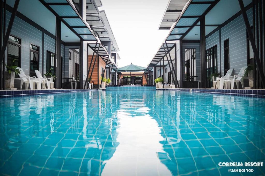 三百岭Cordelia Resort Sam Roi Yot的大楼内的一个蓝色海水游泳池