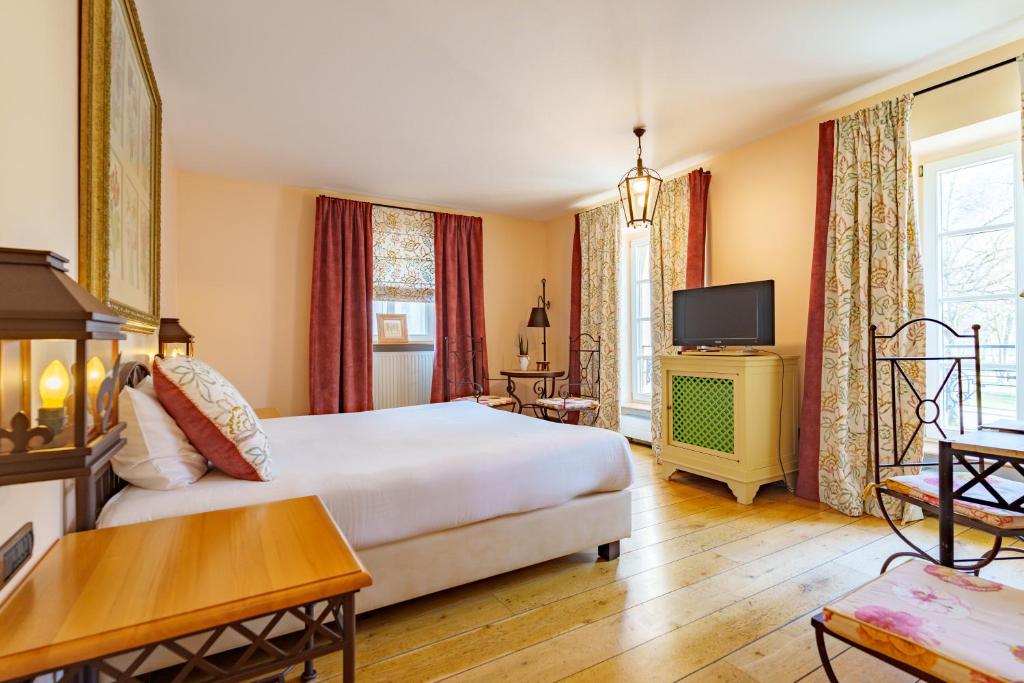 卢森堡安奈斯花园酒店的一间酒店客房,配有一张床和一台电视