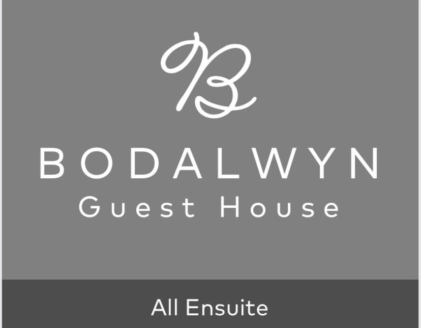 阿伯里斯特威斯Bodalwyn Guest House的林地宾馆的标志